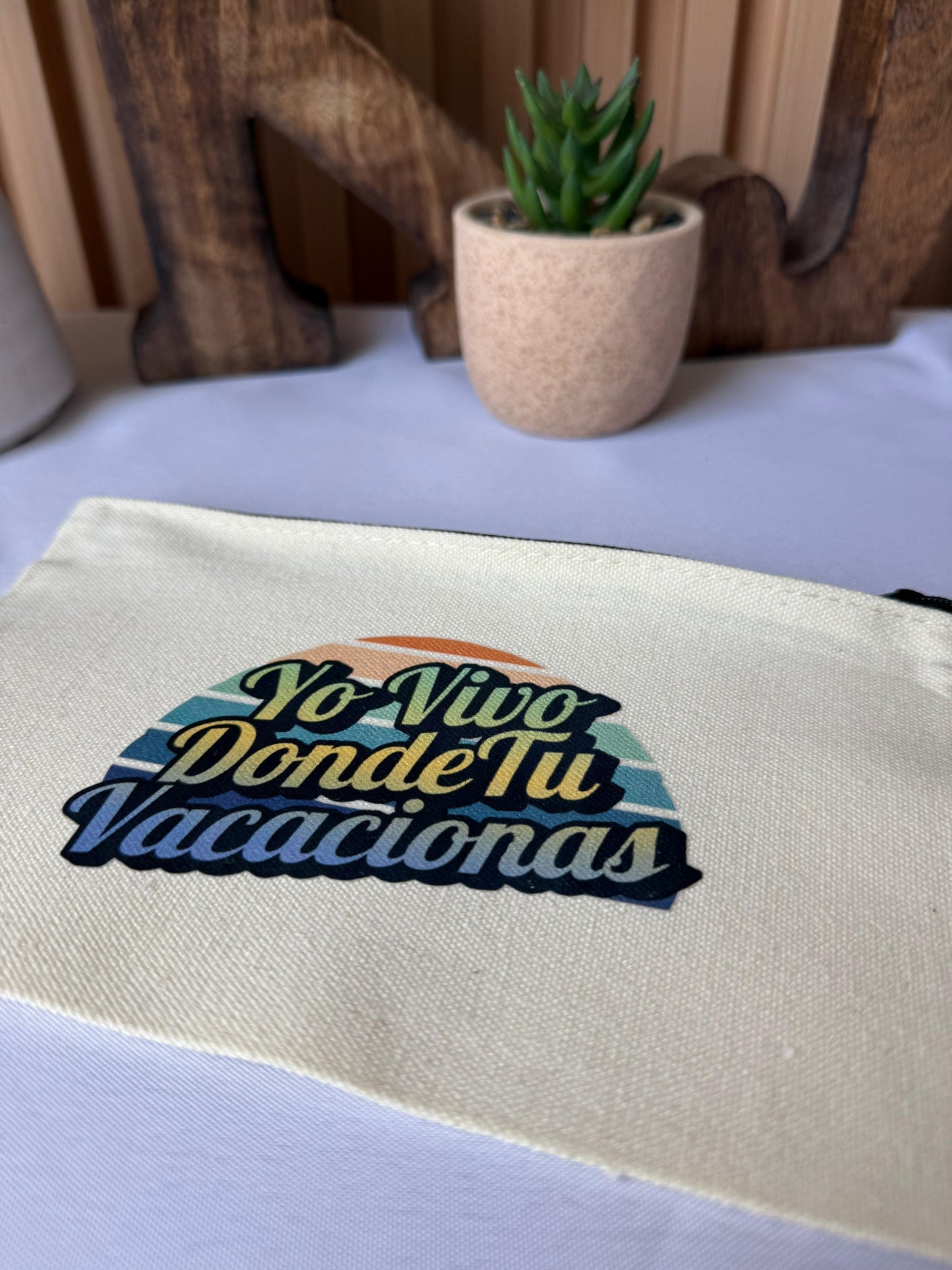Cartuchera YO VIVO DONDE TU VACACIONAS