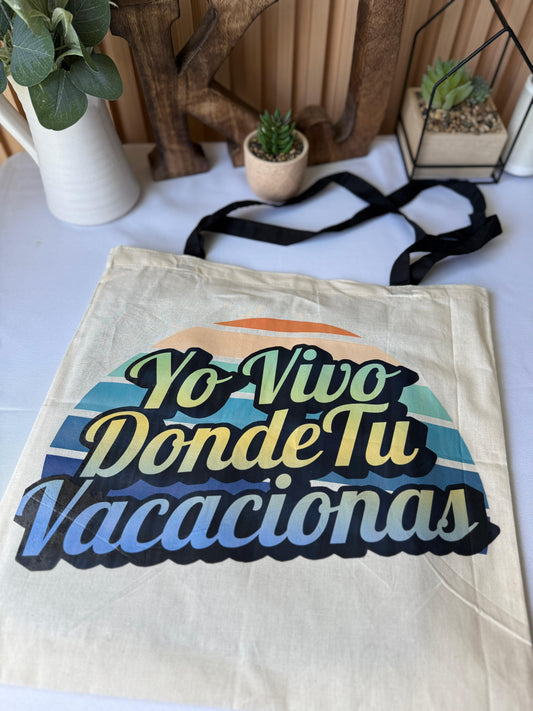 Bolso de mano YO VIVO DONDE TU VACACIONAS